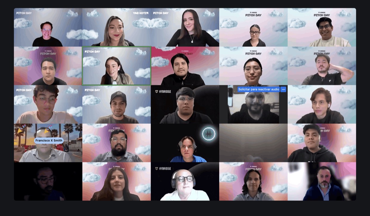 Estudiantes de Hybridge Education conectados a una clase en vivo